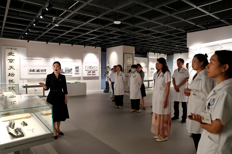 【纪念建院70周年】回望七秩历程 汲取奋进力量  ——北京天坛医院组织各党（总）支部参观院史馆